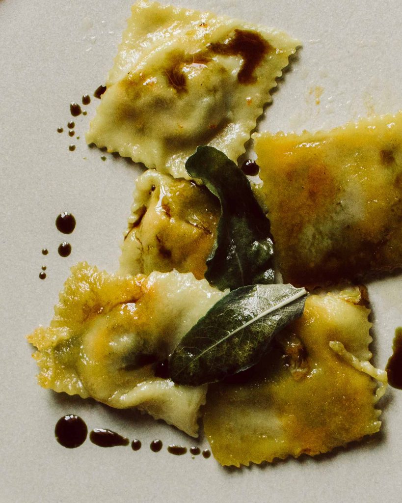 Vegane Ravioli mit Kürbis und Rosenkohl in Salbeibutter