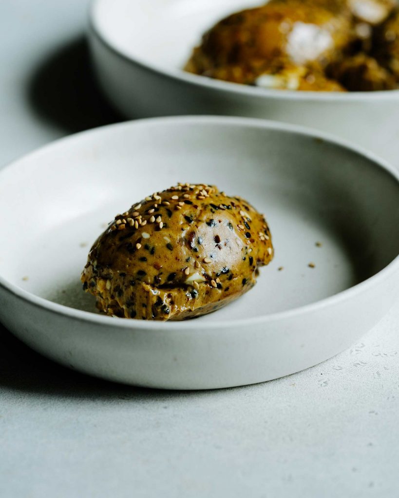 Vegane Saatenbutter mit Knoblauch und gerösteten Pinienkernen