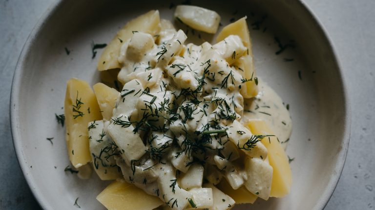 Vegane Schmorgurken mit Kartoffeln in cremiger Dillsauce
