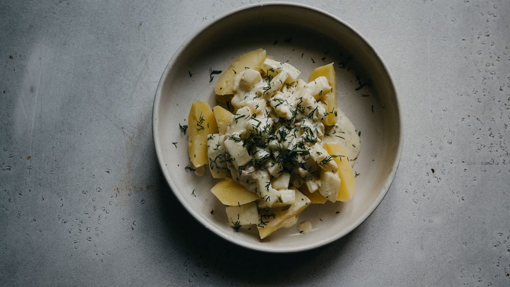 Vegane Schmorgurken mit Kartoffeln in cremiger Dillsauce