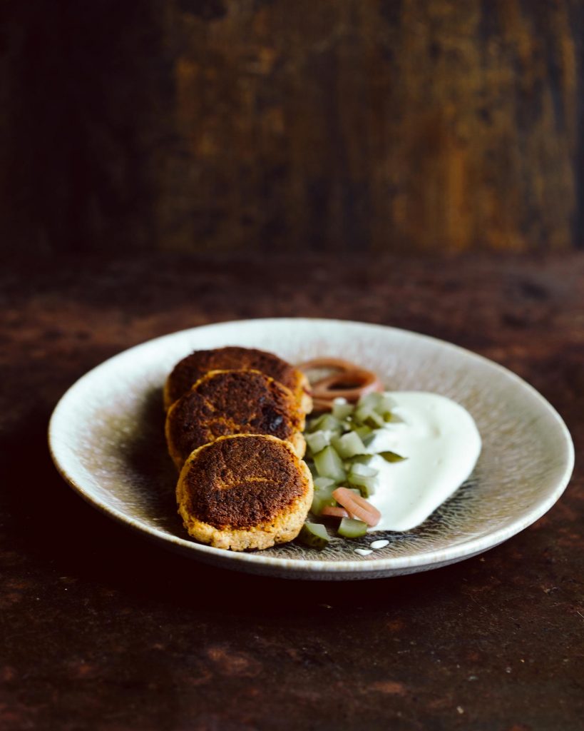 Vegane Tofu Frikadellen goldbraun gebraten in der Pfanne