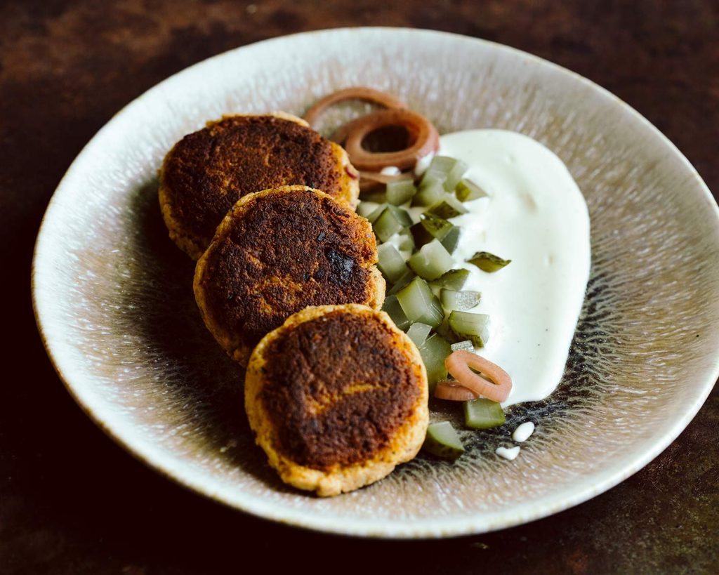 Vegane Tofu Frikadellen goldbraun gebraten in der Pfanne