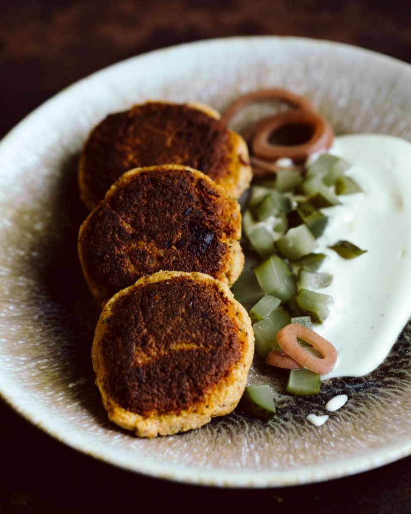 Vegane Tofu Frikadellen goldbraun gebraten in der Pfanne