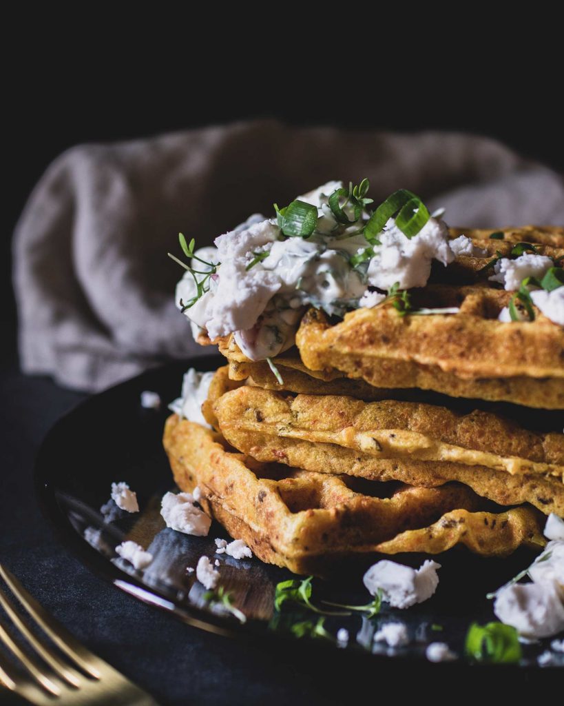 Herzhafte belgische Waffeln mit Kürbis, Dip und veganem Topping