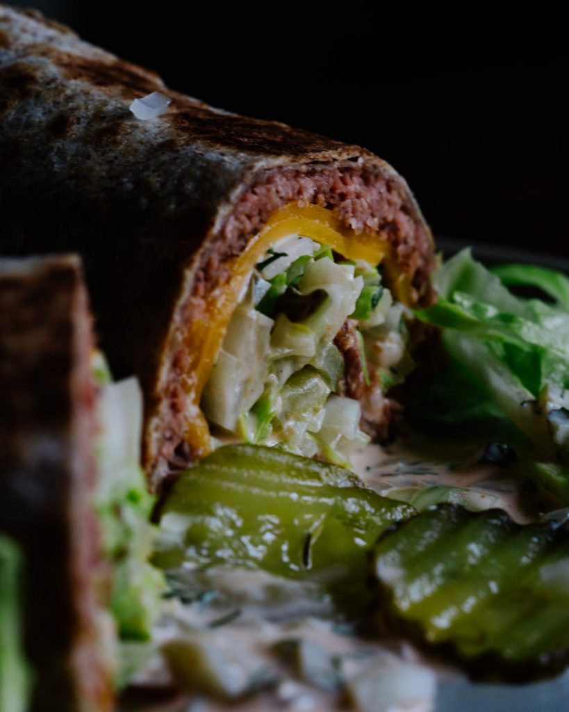 Vegan Big Mac Wrap mit pflanzlichem Hack, Salat und cremiger Sauce