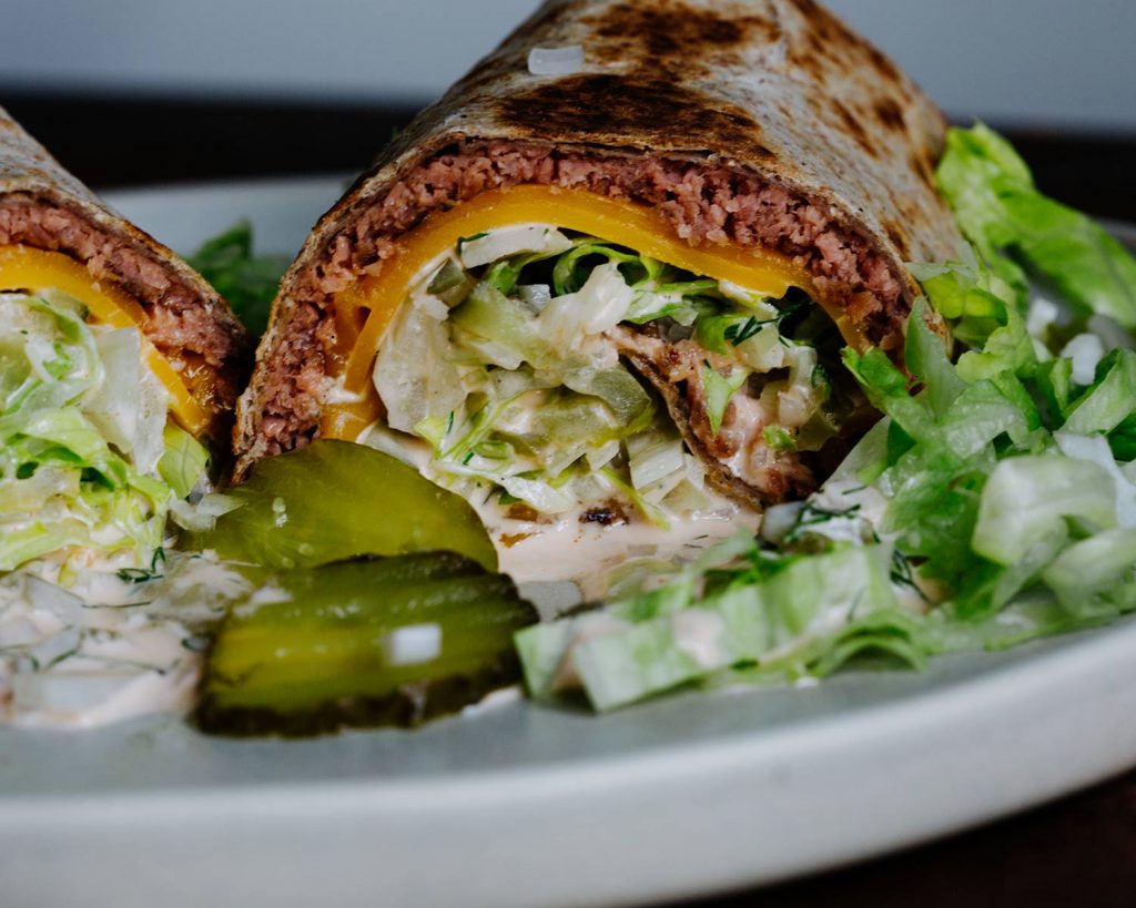 Vegan Big Mac Wrap mit pflanzlichem Hack, Salat und cremiger Sauce