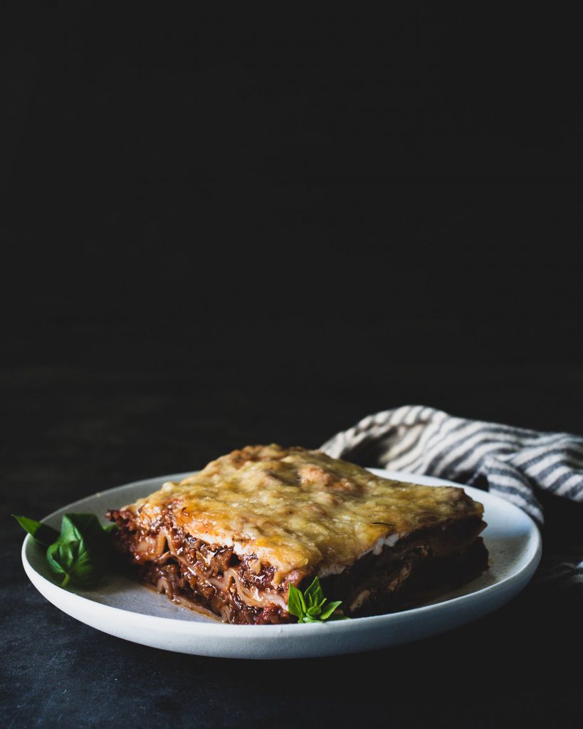Vegane Lasagne mit Gemüsebolognese, cremiger Schicht und goldbrauner Oberfläche