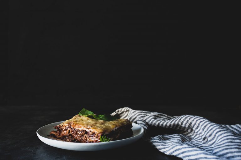 Vegane Lasagne mit Gemüsebolognese, cremiger Schicht und goldbrauner Oberfläche