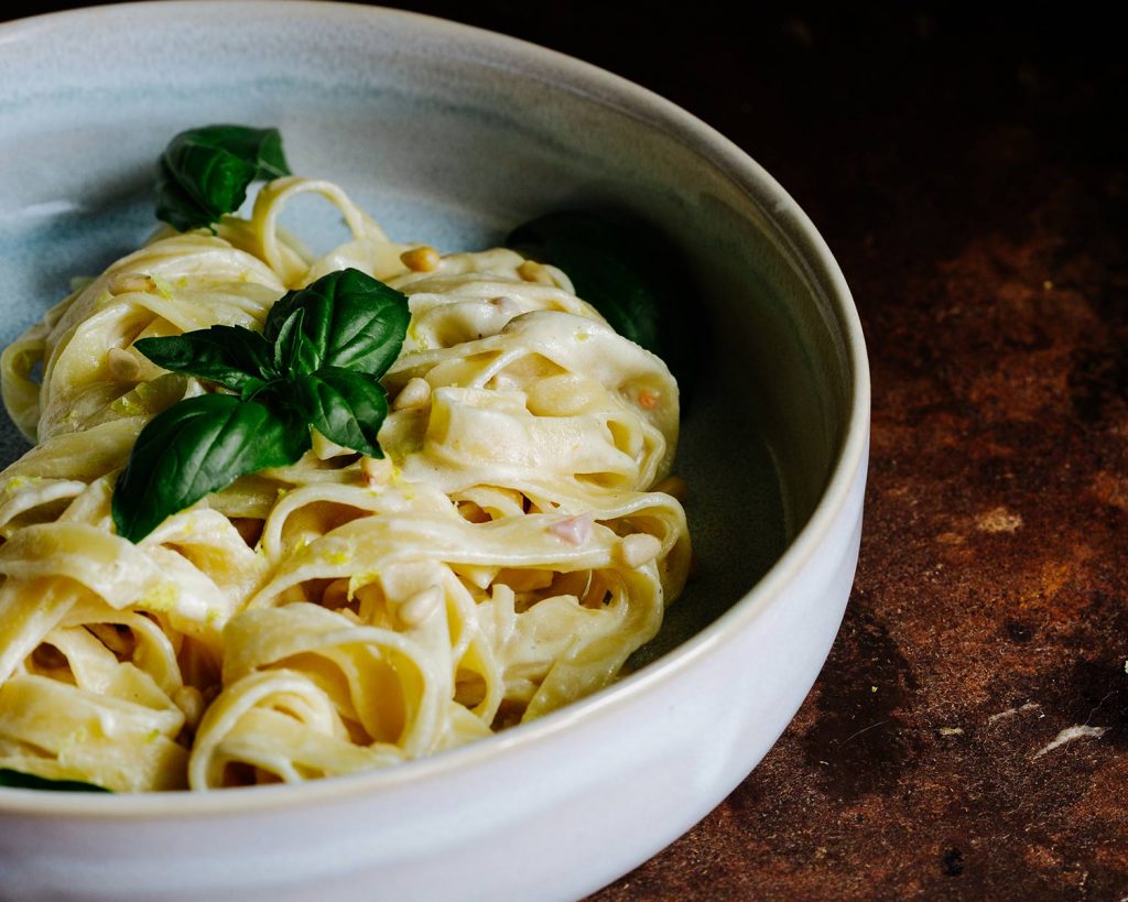 Pasta al Limone mit cremiger Zitronensauce, Tagliatelle und Pinienkernen