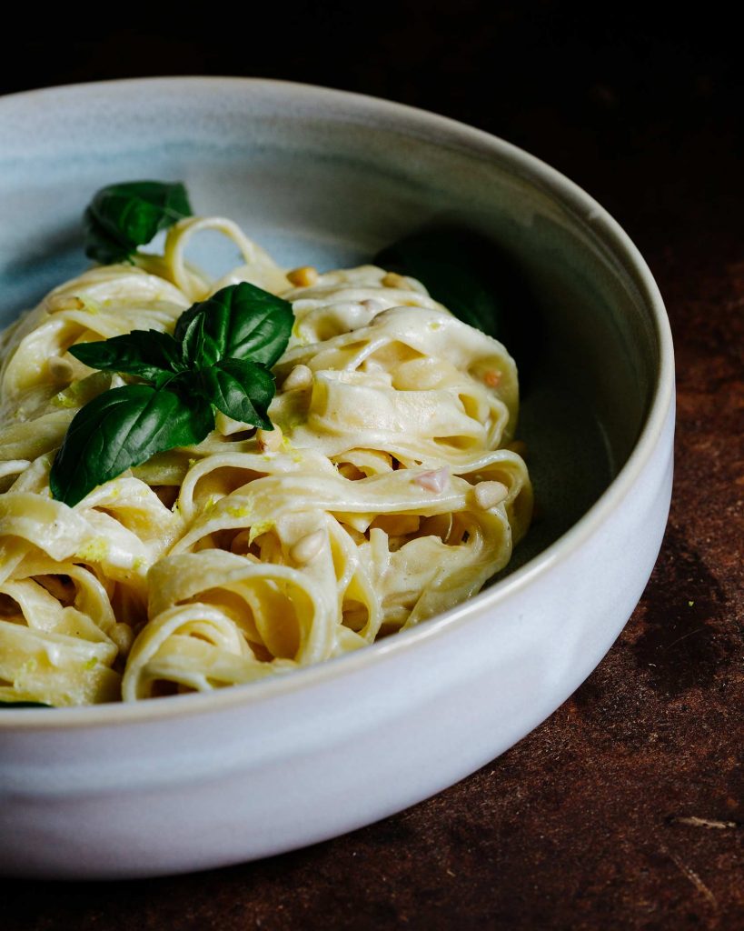 Pasta al Limone mit cremiger Zitronensauce, Tagliatelle und Pinienkernen