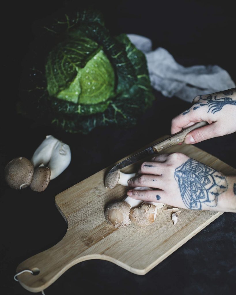 vegane kohlrouladen aus wirsing mit pilzfuellung und sauce