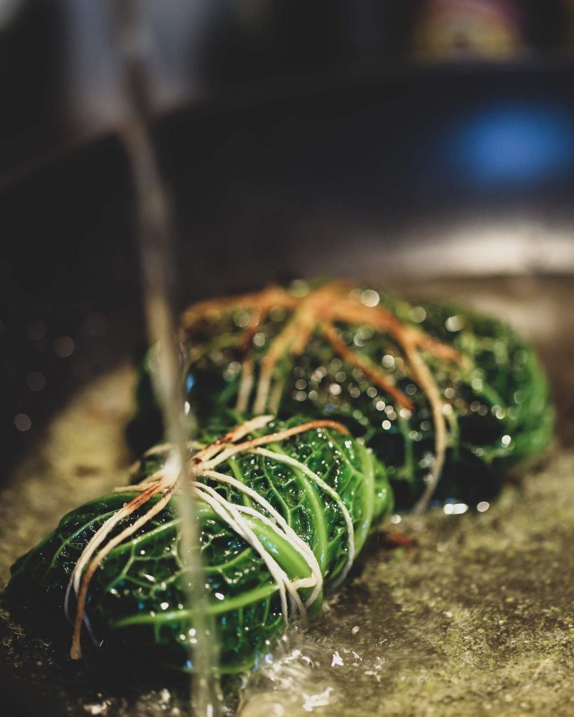 vegane kohlrouladen aus wirsing mit pilzfuellung und sauce