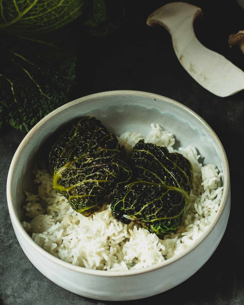 vegane kohlrouladen aus wirsing mit pilzfuellung und sauce