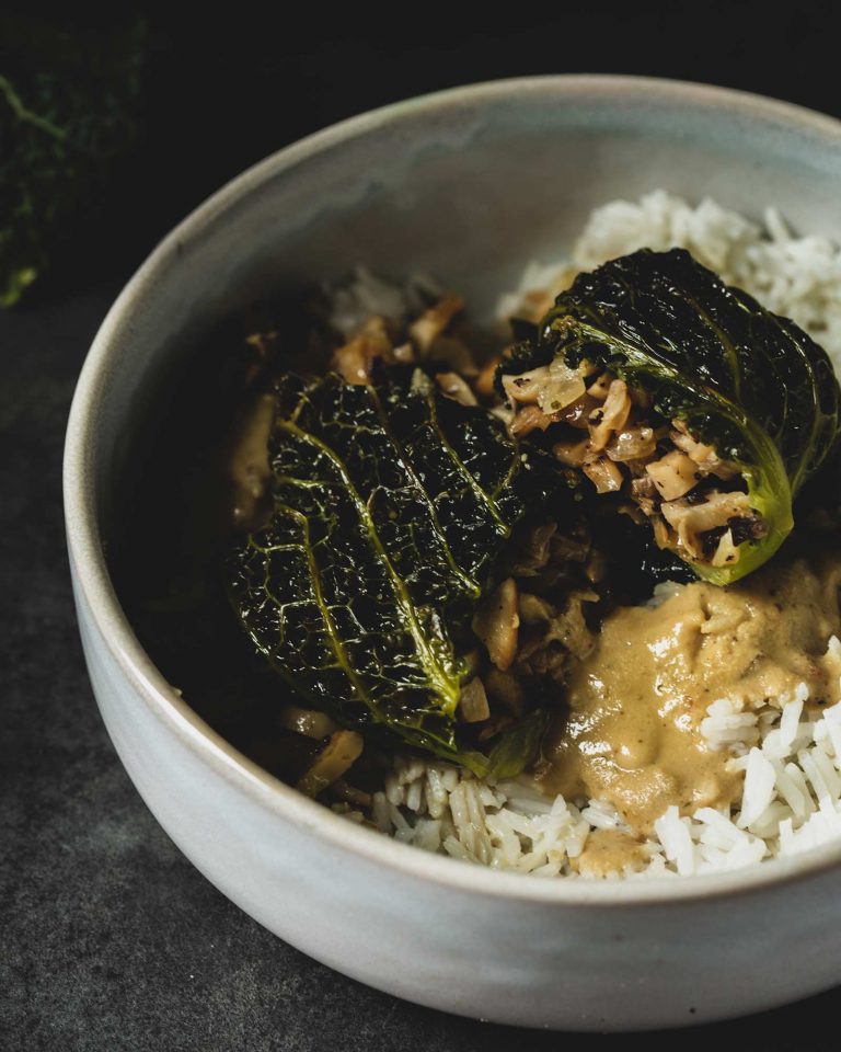 vegane kohlrouladen aus wirsing mit pilzfuellung und sauce