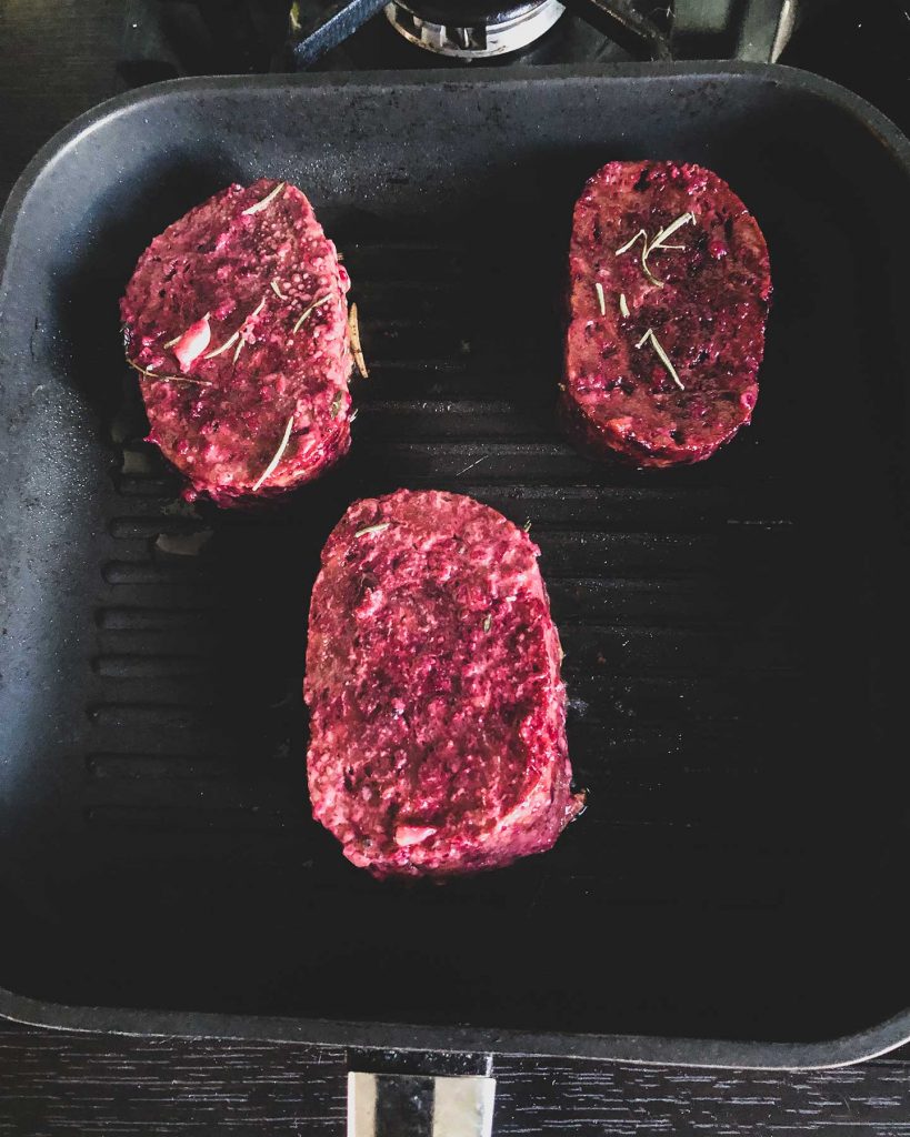 vegane seitan steaks mit kraeutermarinade vom grill