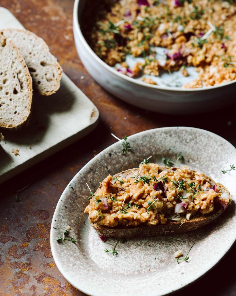 veganes mett aus reiswaffeln auf frischem brot