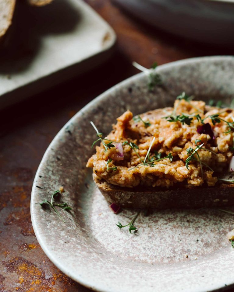 veganes mett aus reiswaffeln auf frischem brot