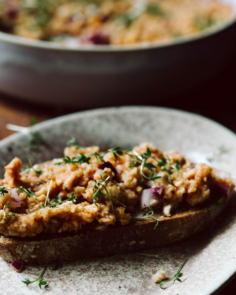 veganes mett aus reiswaffeln auf frischem brot