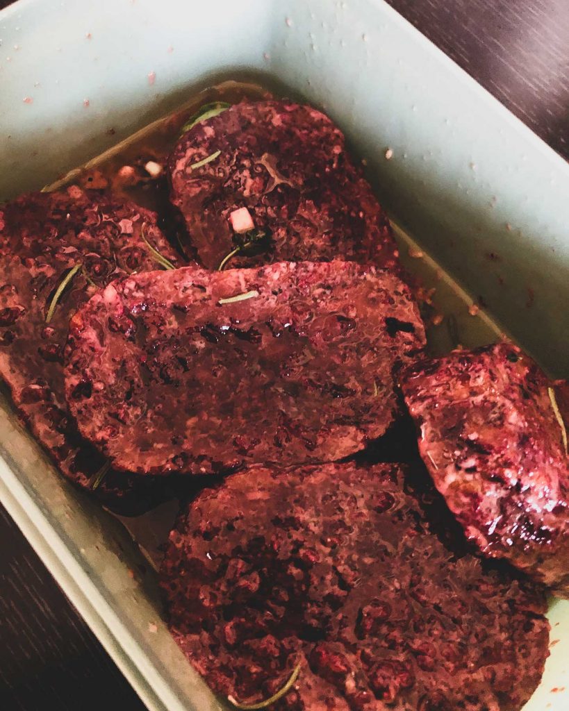 vegane seitan steaks mit kraeutermarinade vom grill