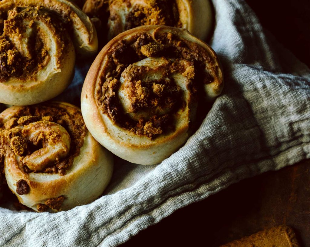 Fluffige vegane Hefeschnecken mit Lotus Creme und Biscoff Cookies