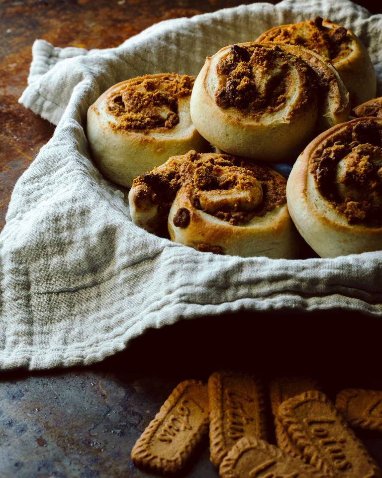 Fluffige vegane Hefeschnecken mit Lotus Creme und Biscoff Cookies