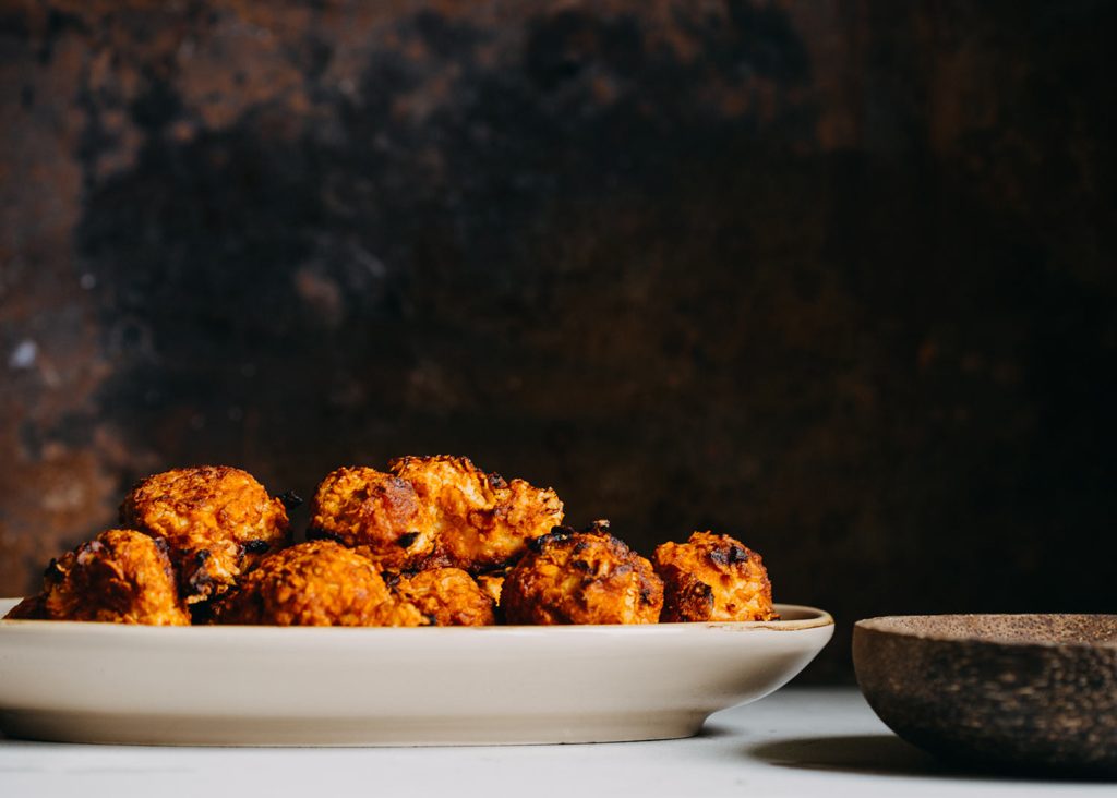 Knusprige Cauliflower Wings aus Blumenkohl mit veganem Kräuterdip