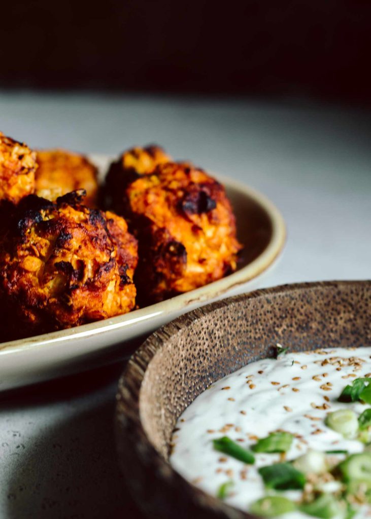 Knusprige Cauliflower Wings aus Blumenkohl mit veganem Kräuterdip