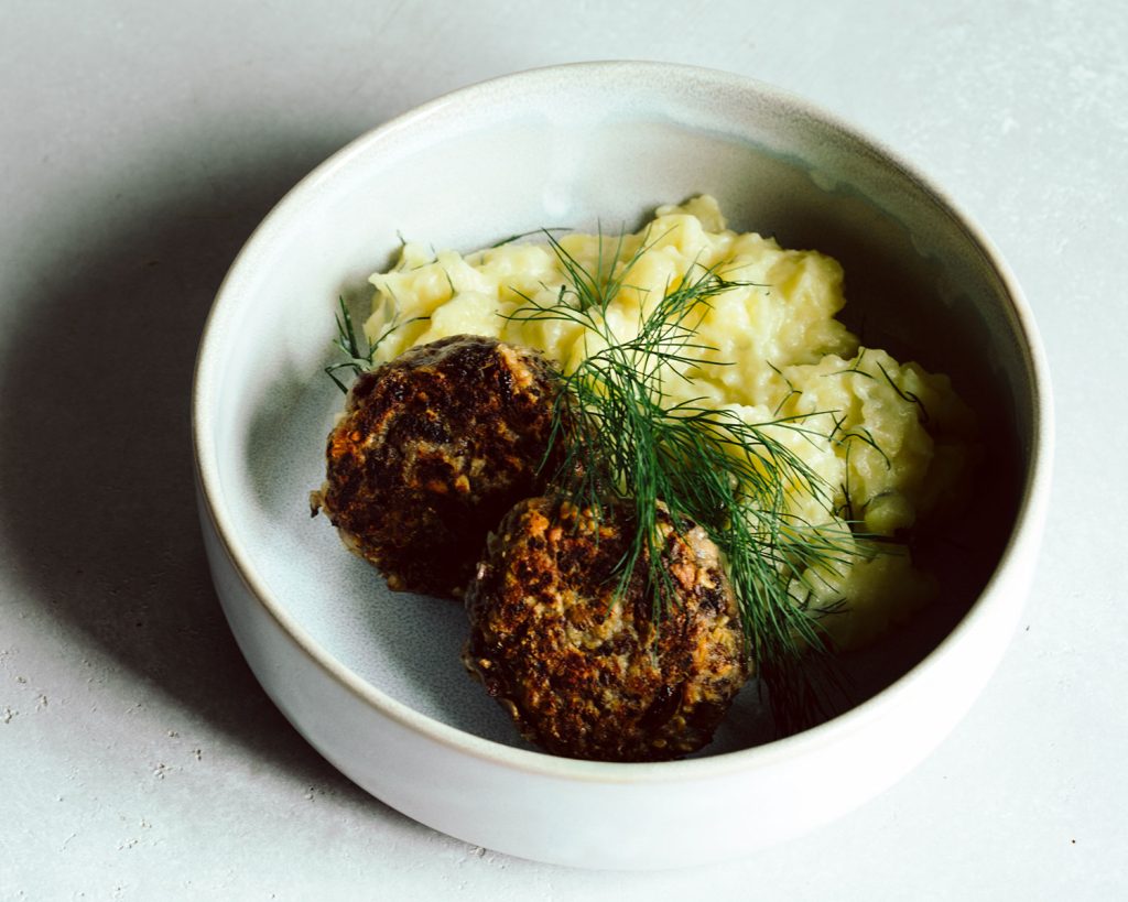 Goldbraun gebratene vegane Frikadellen aus braunen Champignons