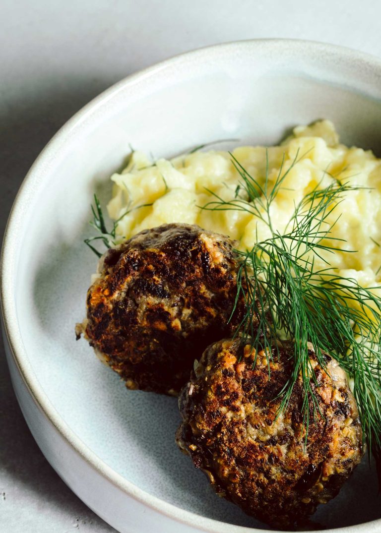Goldbraun gebratene vegane Frikadellen aus braunen Champignons
