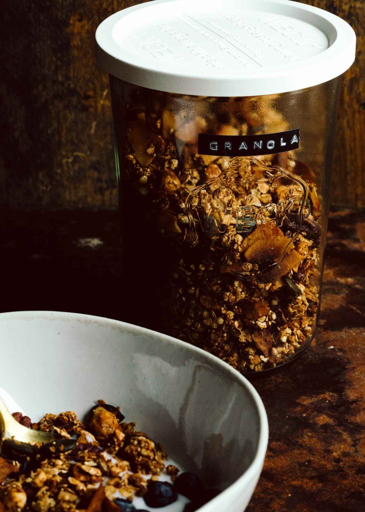 Selbstgemachtes veganes Granola mit Haferflocken, Nüssen und Kernen