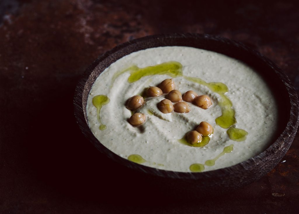 Klassischer cremiger Hummus aus Kichererbsen und Tahin