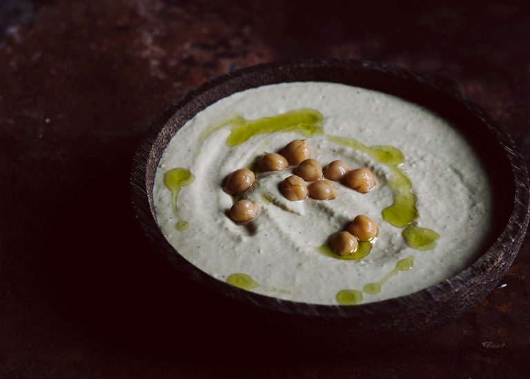 Klassischer cremiger Hummus aus Kichererbsen und Tahin