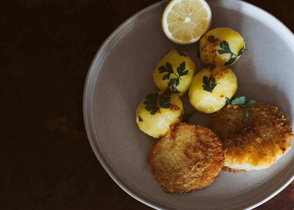 Knusprig panierte vegane Kohlrabischnitzel mit Zitrone