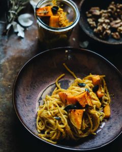 Veganes Kürbispesto mit Hokkaido, Walnüssen und Kürbiskernen