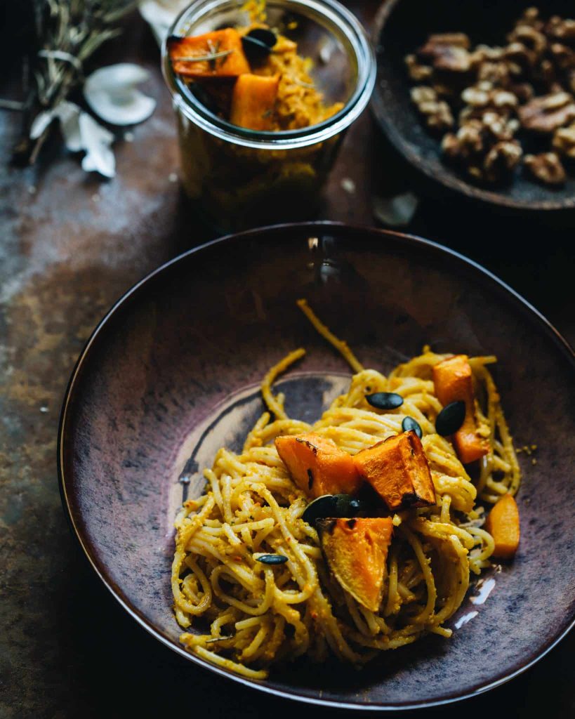 Veganes Kürbispesto mit Hokkaido, Walnüssen und Kürbiskernen
