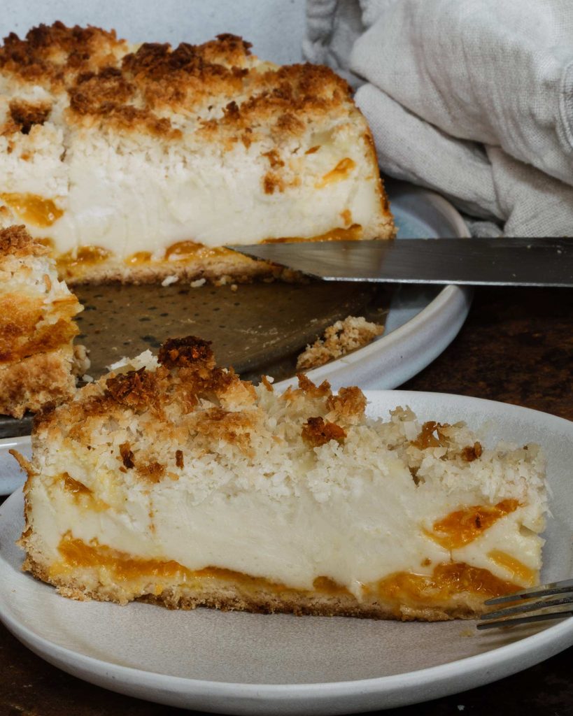Veganer Mandarinen Käsekuchen mit cremiger Füllung und Kokosstreuseln