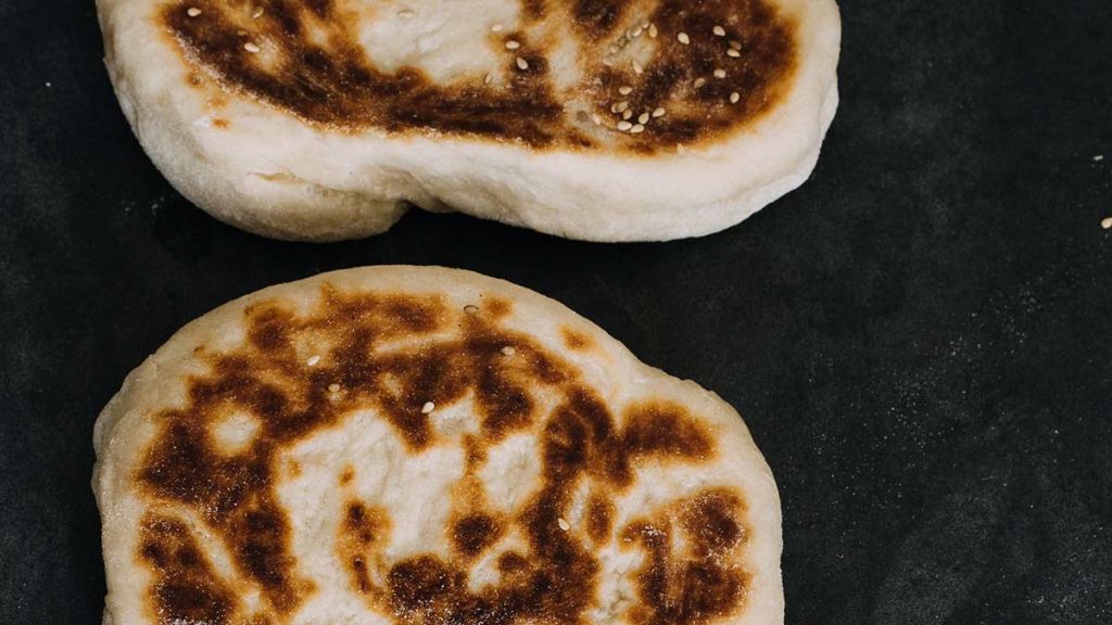 Veganes Naan frisch und fluffig aus der Pfanne