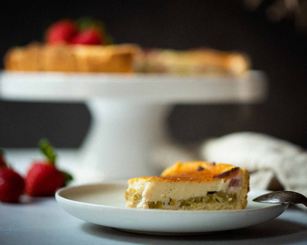 Veganer Käsekuchen mit Rhabarber und cremiger Füllung