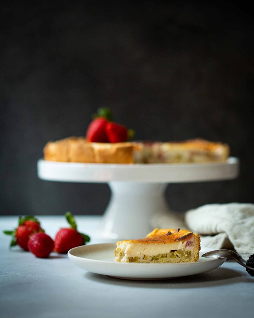 Veganer Käsekuchen mit Rhabarber und cremiger Füllung