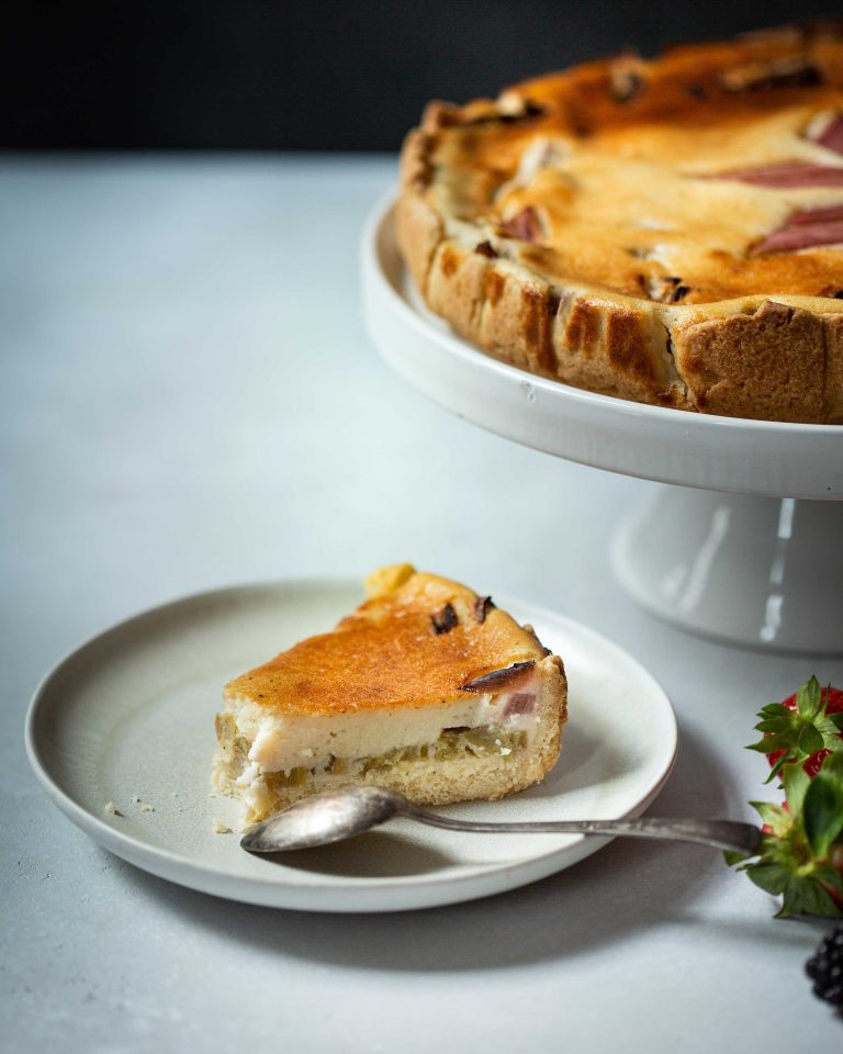 Veganer Käsekuchen mit Rhabarber und cremiger Füllung
