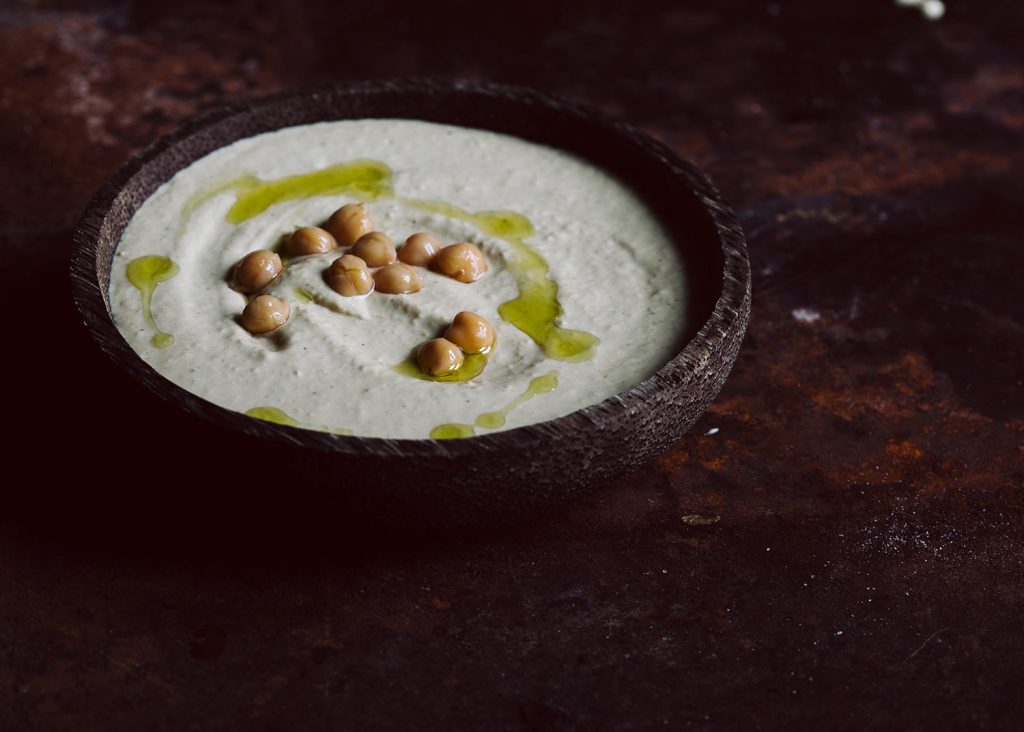 Klassischer cremiger Hummus aus Kichererbsen und Tahin