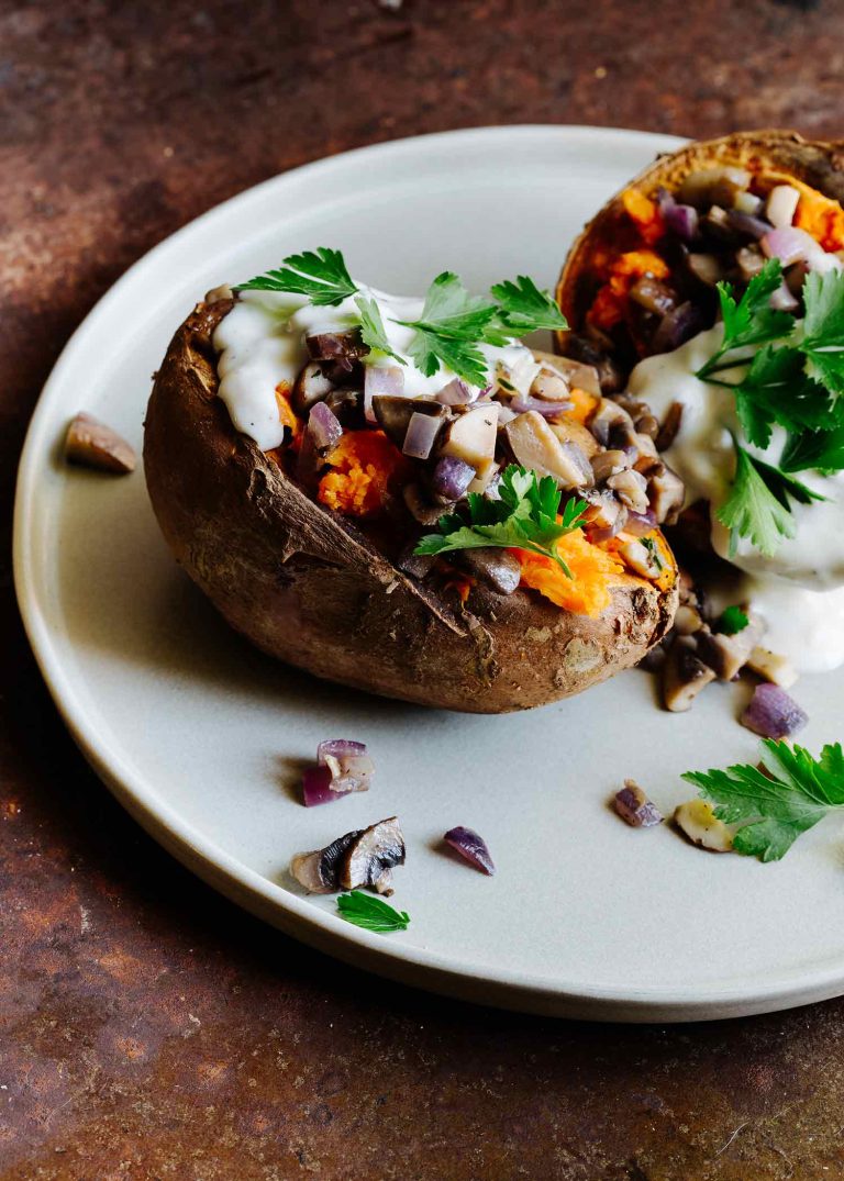 Gefüllte Süßkartoffel aus dem Ofen mit Champignons und veganer Joghurt Knoblauch Sauce