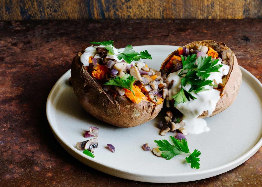 Gefüllte Süßkartoffel aus dem Ofen mit Champignons und veganer Joghurt Knoblauch Sauce
