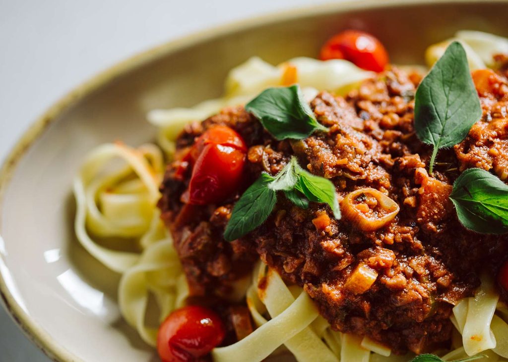 Vegane Bolognese mit Walnüssen und Champignons zu Tagliatelle