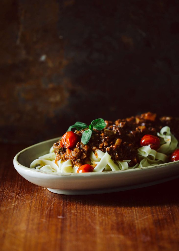 Vegane Bolognese mit Walnüssen und Champignons zu Tagliatelle