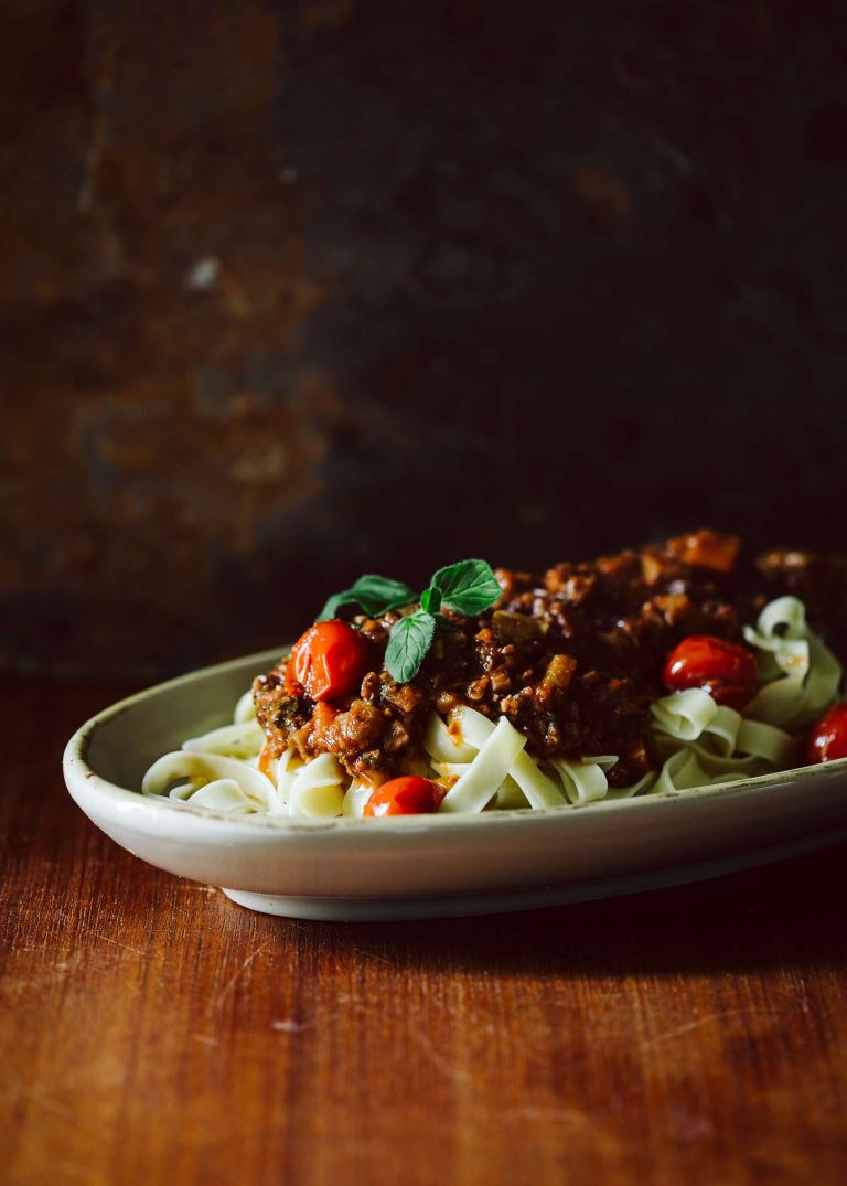 Vegane Bolognese mit Walnüssen und Champignons zu Tagliatelle
