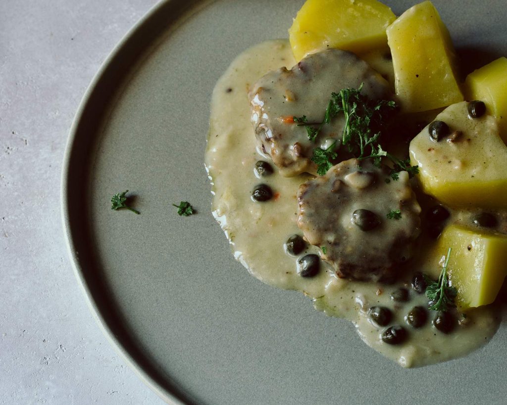 Vegane Königsberger Klopse mit cremiger Kapernsauce und Kartoffeln