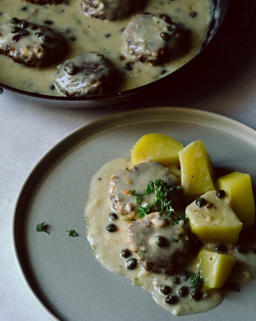 Vegane Königsberger Klopse mit cremiger Kapernsauce und Kartoffeln