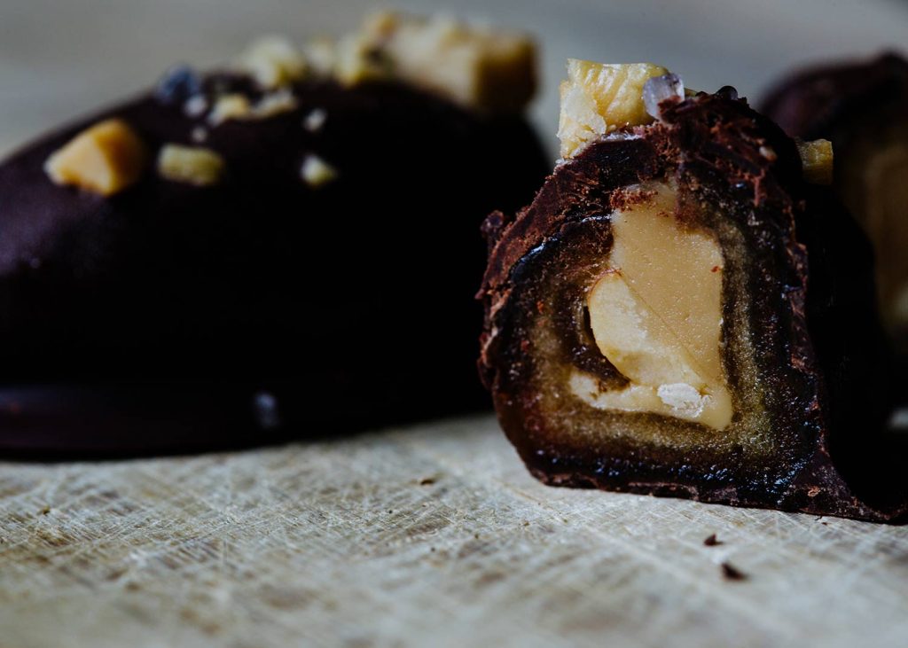 Vegane Snickers Datteln mit Erdnussmus, Erdnüssen und Schokolade