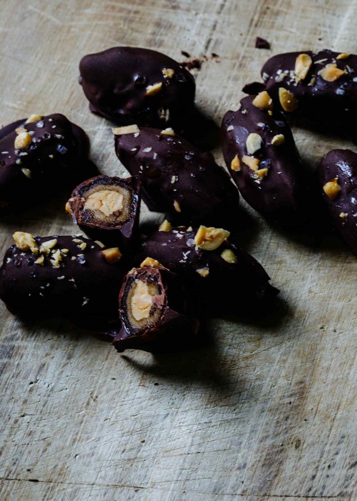 Vegane Snickers Datteln mit Erdnussmus, Erdnüssen und Schokolade